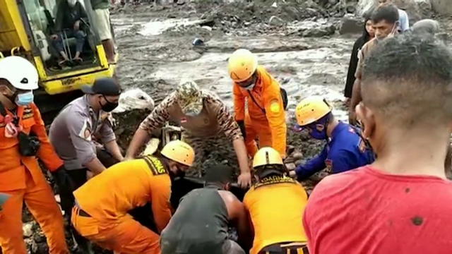As enchentes anegan vivendas e deixan ducias de mortos e desaparecidos en Indonesia e Timor Oriental