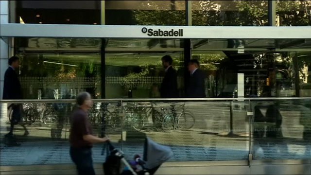 Sabadell chega un preacordo cos sindicatos e rebaixa o ere a 1.380 traballadores