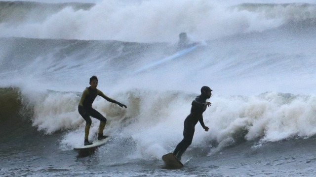 Algúns surfistas desafían as ondas do Fabien en Aguieira, na ría de Muros e Noia