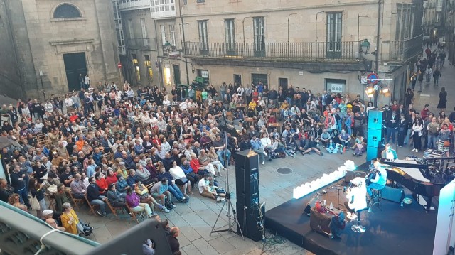 Camiños Sonoros encheu de talento musical a praza Cervantes de Compostela