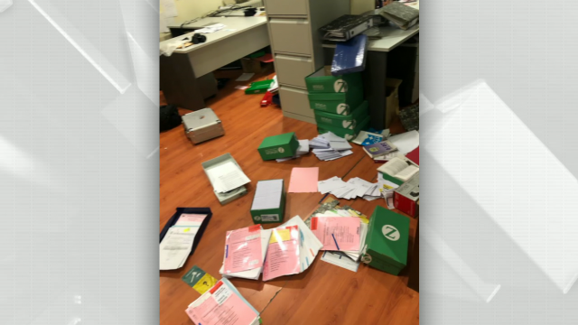 Un home irrompe de madrugada e causa estragos nos xulgados de Vigo