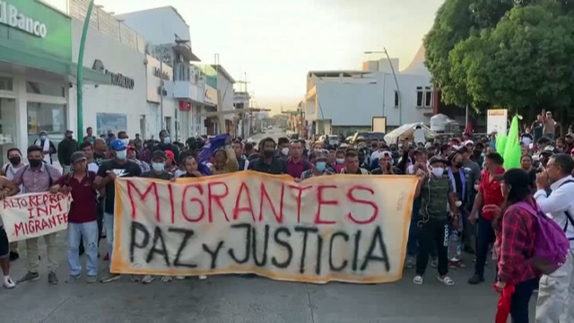 Uns 6.000 migrantes avanzan polo sur de México vixiados pola policía
