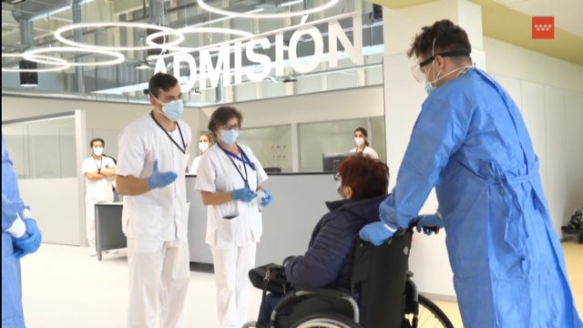 Unha muller de 63 anos, a primeira paciente do hospital Isabel Zendal