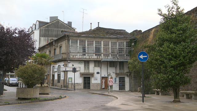 Dúas familias ocupan un edificio histórico situado a carón da muralla romana de Lugo