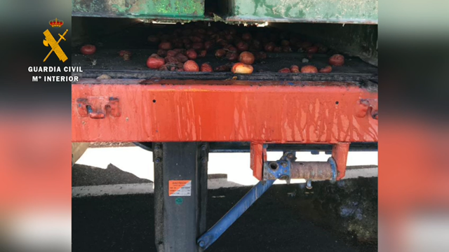 Interceptan un camión que ía vertendo tomates pola estrada