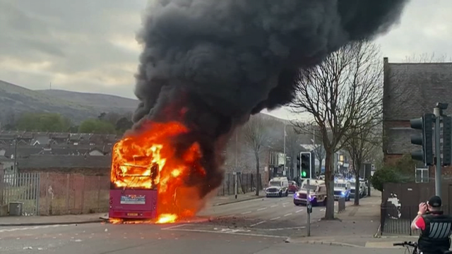 Queiman un autobús con cócteles molotov en Belfast
