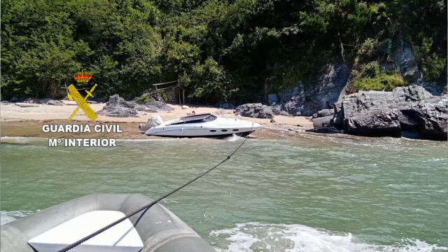 A Garda Civil auxiliou unha embarcación na desembocadura do río Mandeo