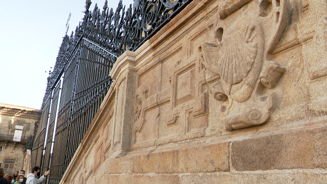 Retiran da catedral de Santiago os obxectos que os turistas deixan nos seus muros