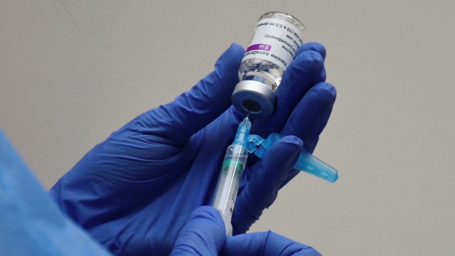 Cales son os síntomas que alertan da trombose asociada a AstraZeneca?