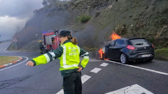 Arde un vehículo en Verín e a súa condutora resulta ilesa
