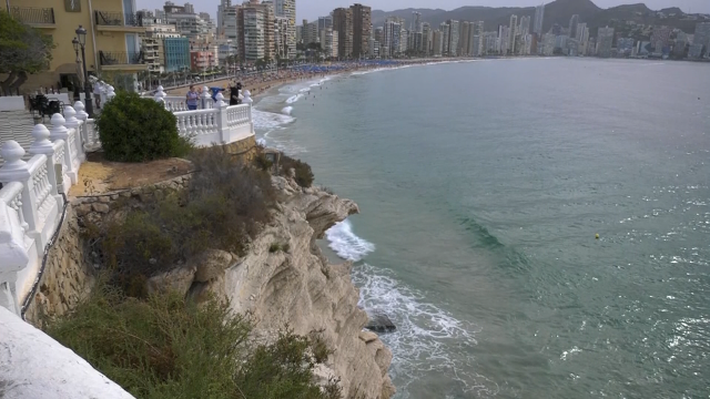 Unha moza en estado crítico ao caer por uns cantís mentres facía unha autofoto en Alacante