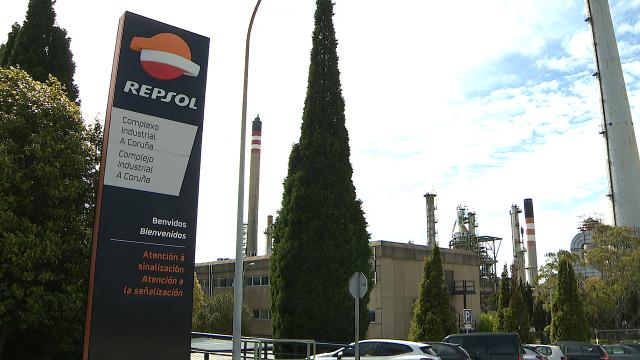 Os traballadores de Repsol péchanse nas instalacións da Coruña contra o ERTE