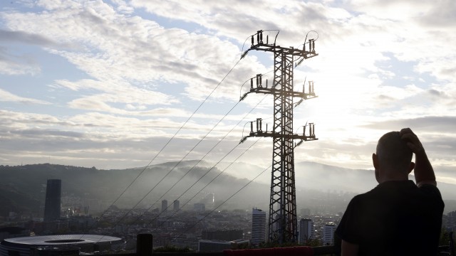 O prezo almacenista da luz dispárase e roza os 190 euros, no medio do enfrontamento do Goberno e as eléctricas