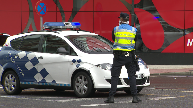 Interceptan unha nai que nunca tivo carné tras recoller os seus fillos no colexio