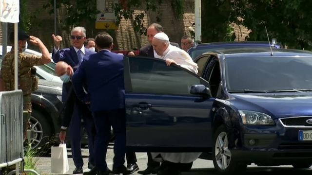 O Papa recibe a alta e regresa ao Vaticano