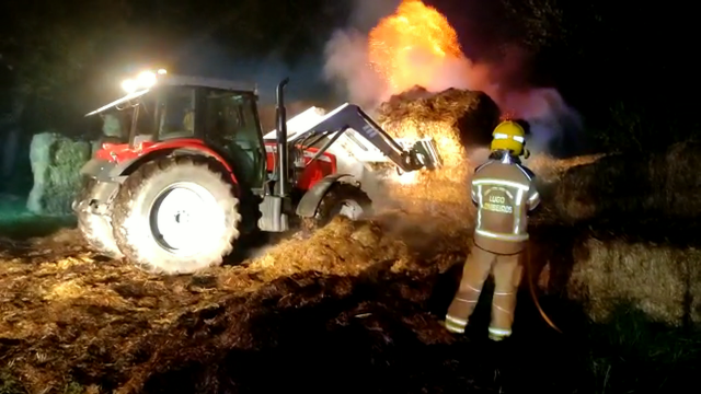 Un incendio devora numerosas pacas de herba seca nunha granxa de Chantada