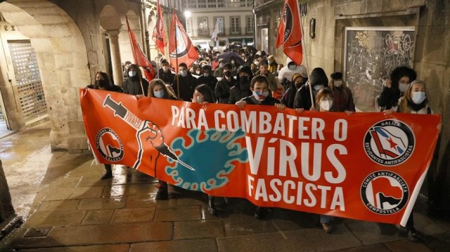 Apedran os coches da Policía Local de Vigo tras as protestas de apoio a Hasél