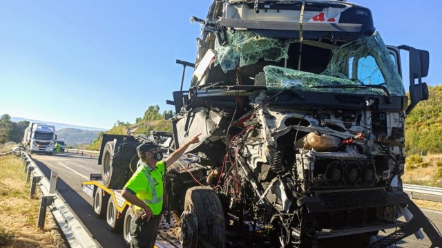 Ferido o conductor dun tráiler que impactou contra outro na A-52 nas Estivadas