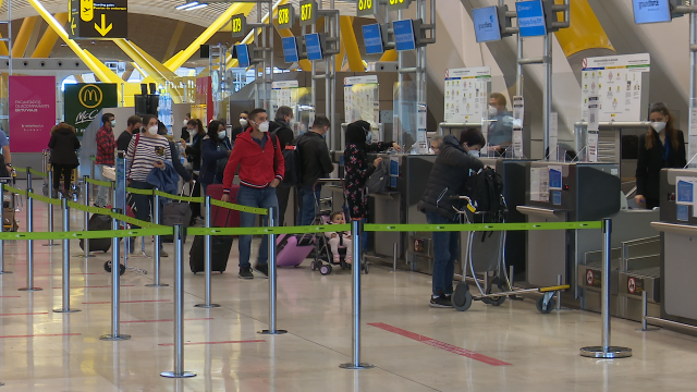O número de viaxeiros que optou polo avión descendeu un 77,1 % en febreiro