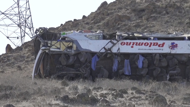 Polo menos 27 mortos no Perú ao caer un autobús por un precipicio nos Andes