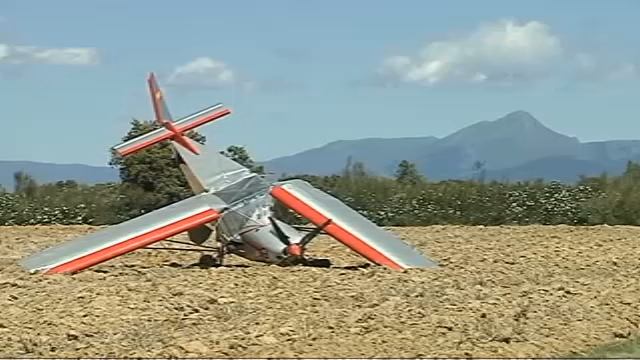 Esnáfrase unha avioneta en Guadalaxara e o piloto só sufriu feridas leves