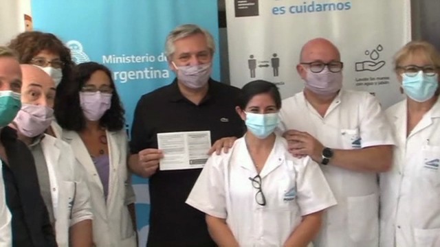 O presidente da Arxentina dá positivo por covid dous meses despois de recibir a vacina