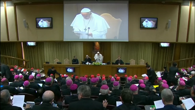 O Vaticano estuda a ordenación de casados en zonas illadas