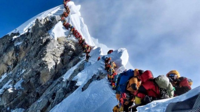Seis mortos no Everest en pleno atasco para facer cima unhas 200 persoas
