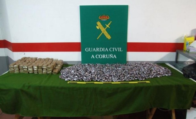 Atopan ocultos no dobre fondo dun vehículo na Coruña case 50 quilos de haxix