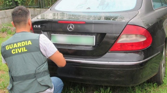 Pide probar un Mercedes nun concesionario holandés e chega a Sanxenxo