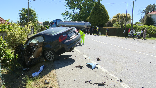 Tres feridos na N-525 á altura de Loimil pola colisión entre un coche e un camión