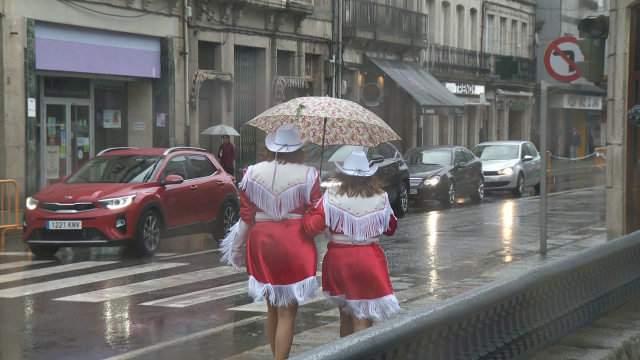A chuvia obriga a suspender moitos dos desfiles do Martes de Entroido en Galicia