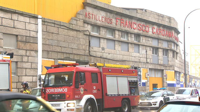 Un incendio dana un barco no estaleiro vigués Francisco Cardama