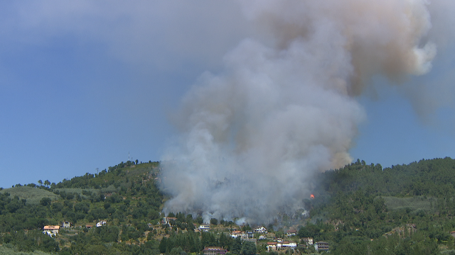 Gran despregadura de medios en Canibelos (Ourense) para extinguir un incendio próximo ás casas