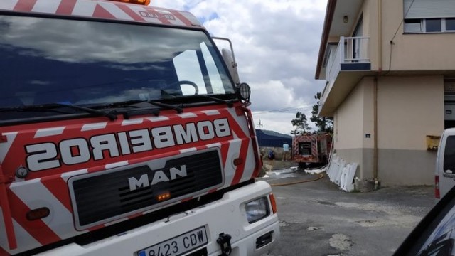 Un incendio arrasa as oficinas dunha carpintería en Lousame