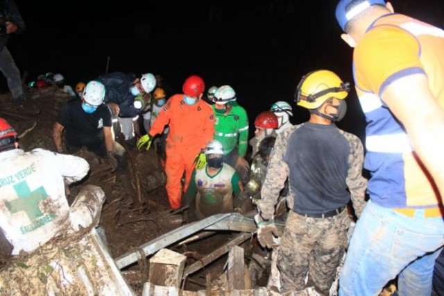 Un corremento de terras causa nove mortes no Salvador