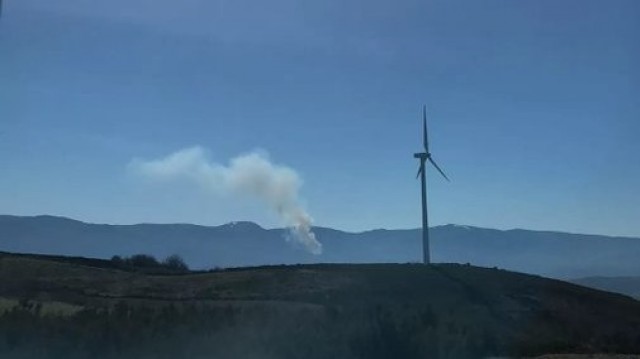Extinguido o incendio forestal en Chandrexa de Queixa tras calcinar 40 hectáreas