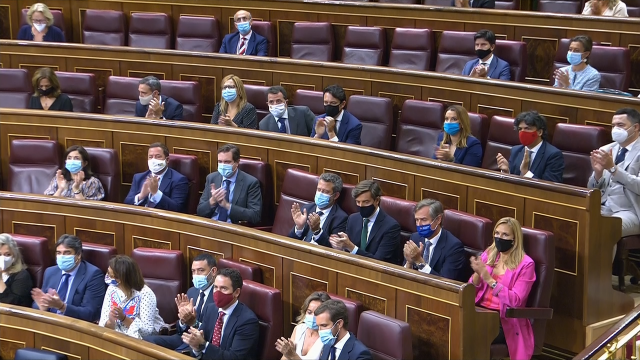 Os deputados, con máscara no primeiro control ao Goberno do curso