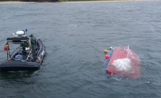 Rescatan un pescador sobre a quilla da embarcación envorcada na ría de Ferrol