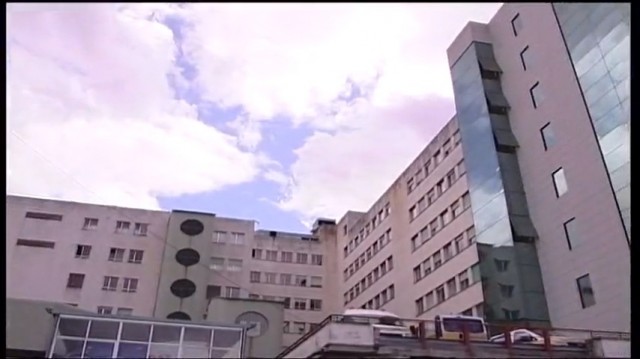 Cáelle unha árbore encima mentres realizaba unha poda en Laza