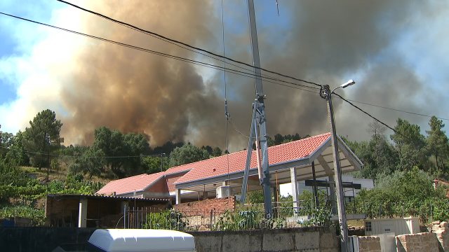 Os incendios forestais cercan Ourense e aproxímanse ás vivendas en Canibelos