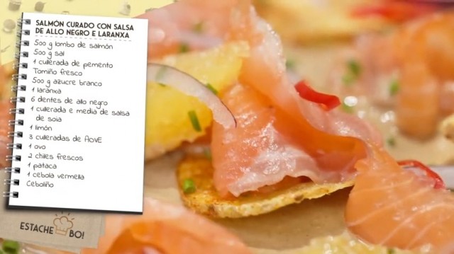 Salmón curado con salsa de allo negro e laranxa