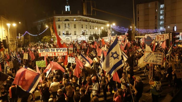 Milleiros de cidadáns piden a dimisión de Netanyahu