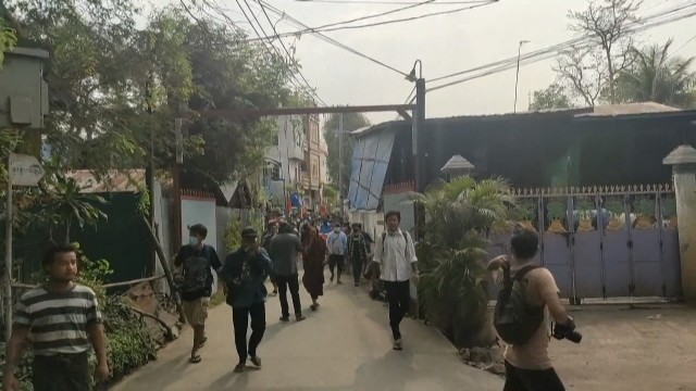 Morren 14 policías nun ataque coordinado de grupos rebeldes en Myanmar