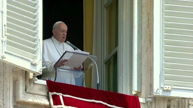 O Papa, hospitalizado en Roma para ser operado por un problema de colon