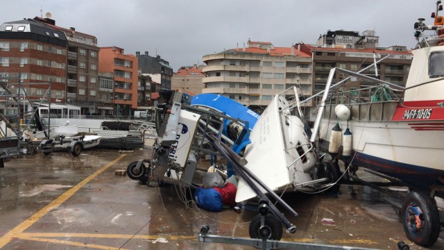 A forza do vento fai caer dúas embarcacións que estaban a ser reparadas en Sanxenxo