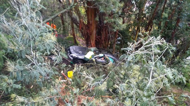 Sobrevive tras caer co coche por un desnivel de 50 metros en Ourense