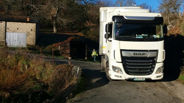 Un camión romanés acaba atrapado por erro nunha pista da Gudiña