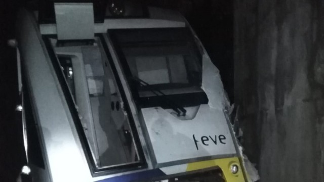 Tres feridos ao desencarrilar un tren por un desprendemento en Mañón