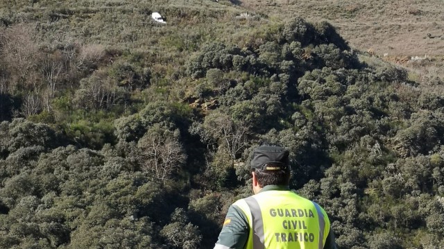 Négase a facer o control de alcolemia tras caer por un terraplén no Barco